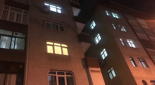 Oğlunu bıçaklayan adam pencereden atladı