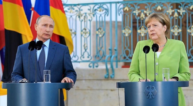 Putin ve Merkel, ortak Covid-19 aşı üretimini görüştü