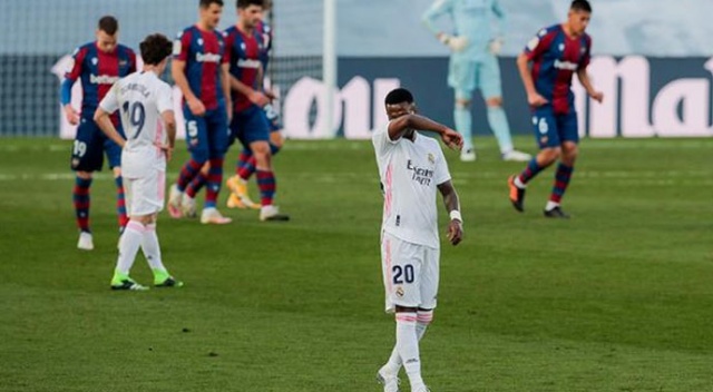 Real Madrid evinde Levante'ye 2-1 yenildi Real Madrid evinde Levante'ye 2-1 yenildi