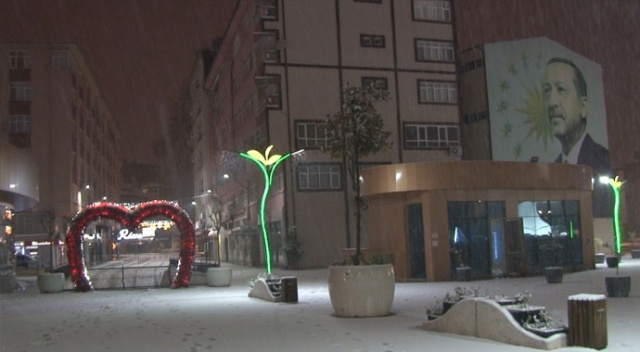 Rize'de gece başlayan kar şehri beyaza bürüdü Rize'de gece başlayan kar şehri beyaza bürüdü