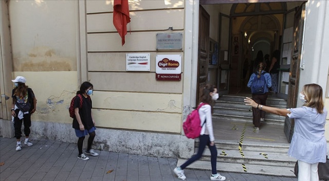 Salgın dünya genelinde eğitimi de sekteye uğrattı