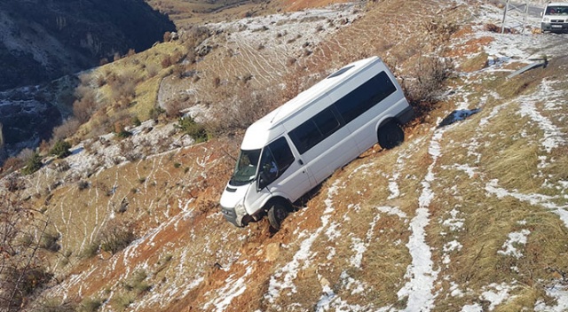Siirt'te minibüs şarampole yuvarlandı, facianın eşiğinden dönüldü Siirt'te minibüs şarampole yuvarlandı, facianın eşiğinden dönüldü