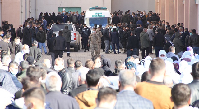 Şırnak'ta göçük altında kalan işçinin cansız bedenine ulaşıldı Şırnak'ta göçük altında kalan işçinin cansız bedenine ulaşıldı