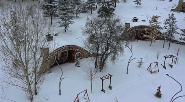 Sivas&#039;ta kar altındaki &#039;Hobbit Evleri&#039; ilgi görüyor