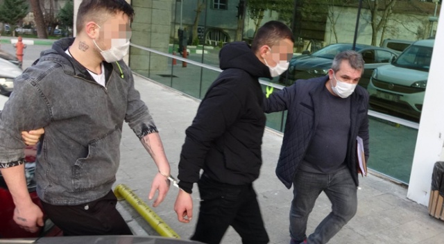 Tıraş olmak için berber önünde bekleyen gencin 18 bin lirasını gasp edenler tutuklandı Tıraş olmak için berber önünde bekleyen gencin 18 bin lirasını gasp edenler tutuklandı