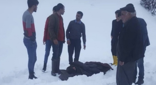 Traktör karlı yolda şarampole yuvarlandı: 3 yaralı
