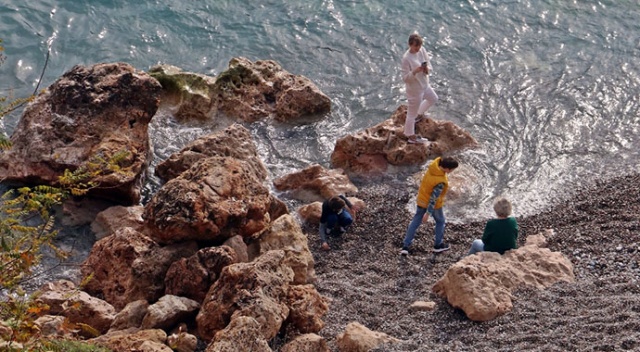 Turistler yeni yılın ilk gününü denize girerek geçirdi Turistler yeni yılın ilk gününü denize girerek geçirdi