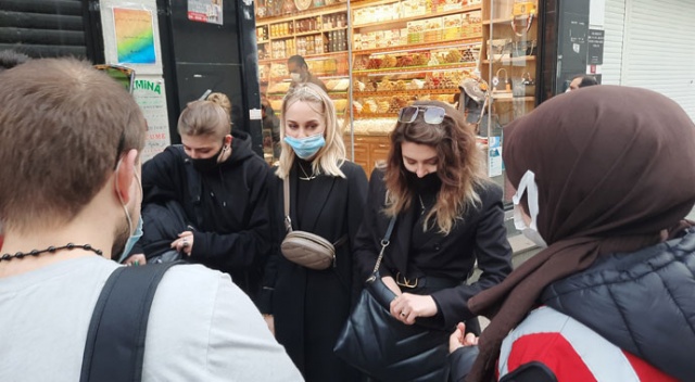 Turistlerin İstiklal'in orta yerinde yaptıkları pes dedirtti