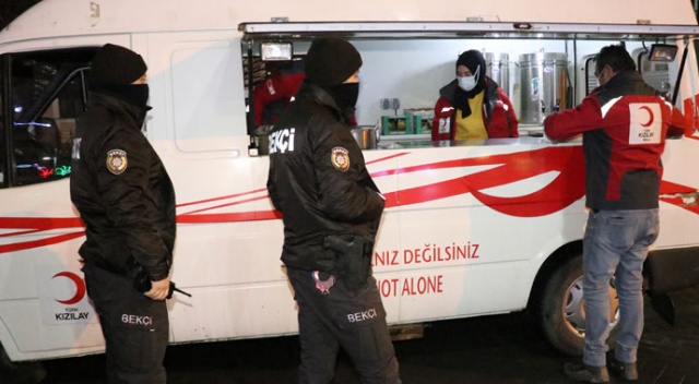 Türk Kızılayından görev başındaki güvenlik güçlerine çorba ve çay ikramı Türk Kızılayından görev başındaki güvenlik güçlerine çorba ve çay ikramı