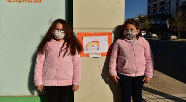 Tuzla’da 2 kardeş okulların açılması için billboardlara kendi yaptıkları afişleri astı