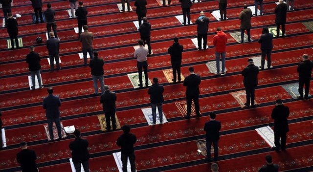 Vatandaşlar yeni yılın ilk cumasını evlerine yakın camide kıldı Vatandaşlar yeni yılın ilk cumasını evlerine yakın camide kıldı