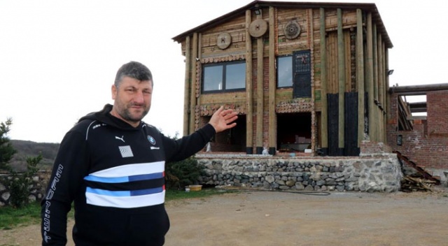 Yamacın başına yaptığı kale ile koronadan korunuyor Yamacın başına yaptığı kale ile koronadan korunuyor