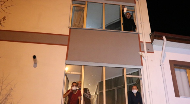 Yeni yıla maskelerini pencerelerden atarak girdiler