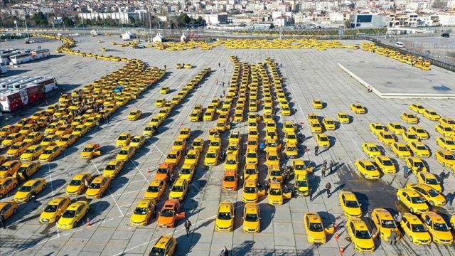 Yenikapı'da taksicilerin taksimetre güncelleme yoğunluğu devam ediyor