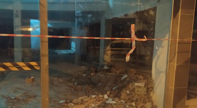 Yıkılan duvarın altında kalan işçi hayatını kaybetti Yıkılan duvarın altında kalan işçi hayatını kaybetti
