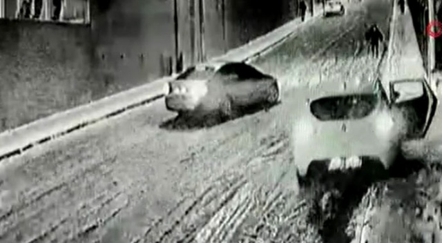 3 yaşındaki çocuk yokuş aşağı kayan araçta kaldı, anne baba büyük panik yaşadı 3 yaşındaki çocuk yokuş aşağı kayan araçta kaldı, anne baba büyük panik yaşadı