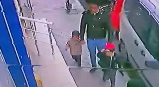 5 litrelik ayçiçeği yağının çalınma anı güvenlik kamerasında 5 litrelik ayçiçeği yağının çalınma anı güvenlik kamerasında