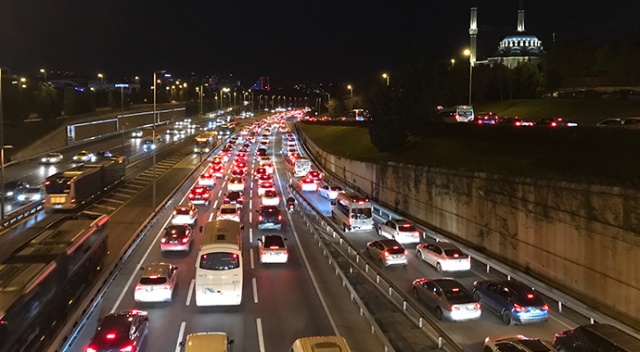 56 saatlik kısıtlama sonrası 15 Temmuz Şehitler Köprüsü&#039;nde trafik yoğunluğu