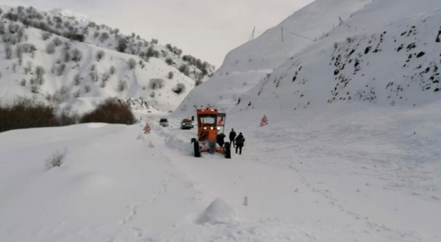 Adıyaman-Çelikhan karayoluna çığ düştü Adıyaman-Çelikhan karayoluna çığ düştü