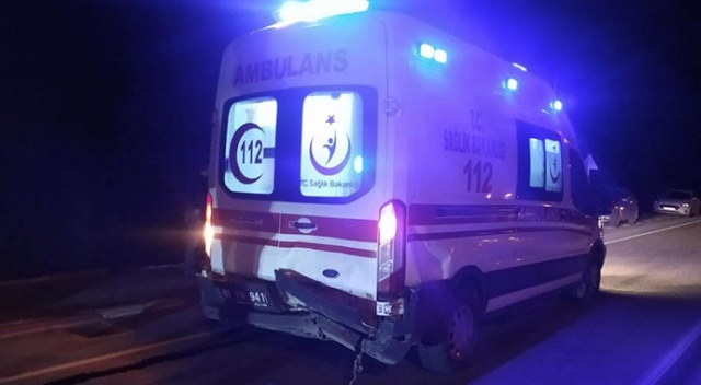 Alkollü sürücü ambulansa çarptı: 3 yaralı Alkollü sürücü ambulansa çarptı: 3 yaralı