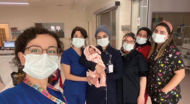 Annesinin terk ettiği bebeğe hastane personeli sahip çıktı