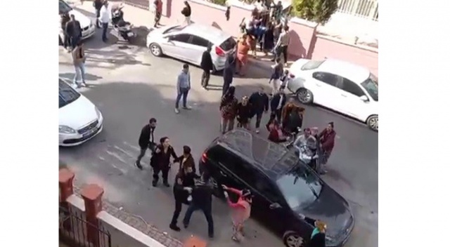 Antalya’da komşu iki aile birbirine girdi, ortalık savaş alanına döndü Antalya’da komşu iki aile birbirine girdi, ortalık savaş alanına döndü