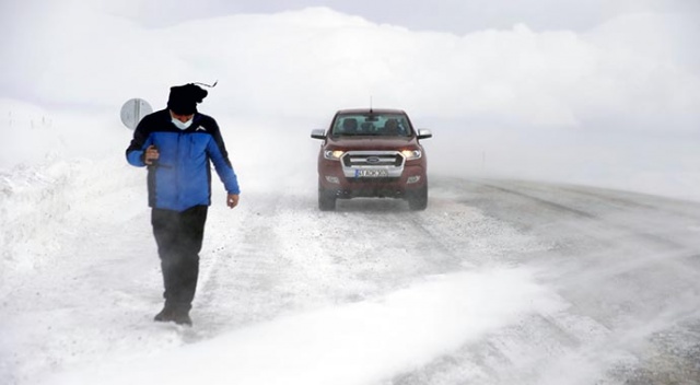 Ardahan'da kar ulaşımı etkiledi Ardahan'da kar ulaşımı etkiledi