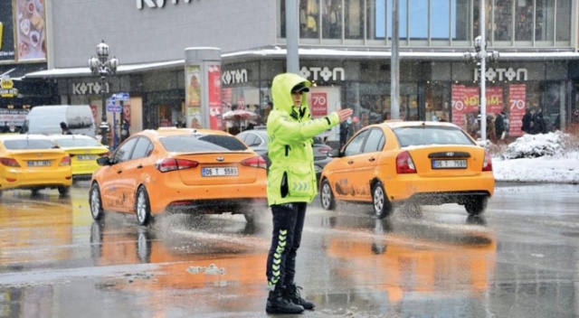 Başkent'te yolda kalanın da, aracı bozulanın da yardımına polis koştu