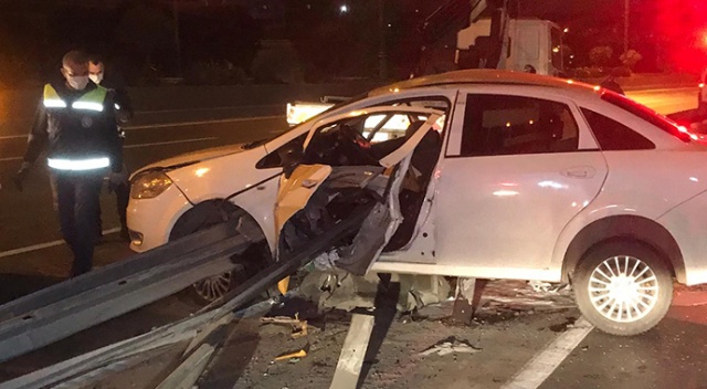 Bayrampaşa’da kontrolden çıkan araç bariyerlere ok gibi saplandı Bayrampaşa’da kontrolden çıkan araç bariyerlere ok gibi saplandı