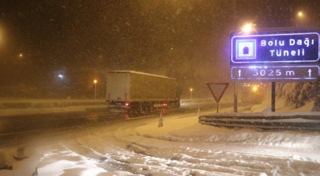 Bolu Dağı’nda yoğun kar yağışı etkili oluyor