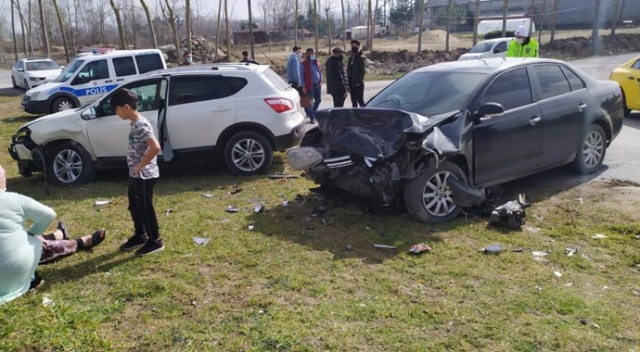Cip ile otomobil kafa kafaya çarpıştı, kazada karı koca yaralandı Cip ile otomobil kafa kafaya çarpıştı, kazada karı koca yaralandı