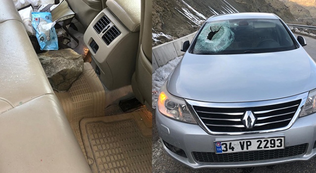 Dağdan kopan kaya parçası otomobilin camından içeri girerek sürücüyü yaraladı