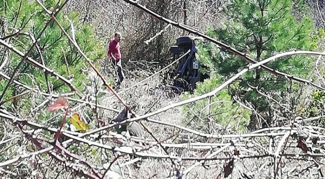 Direksiyon başında uyuyan sürücü, 25 metrelik uçuruma yuvarlandı