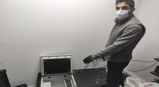 Duvarı delip, 1 milyon TL çaldılar, kasada 5 TL bırakıp kaçtılar Duvarı delip, 1 milyon TL çaldılar, kasada 5 TL bırakıp kaçtılar