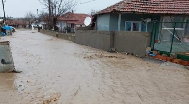 Edirne’de dereler taştı, araçlar yolda mahsur kaldı