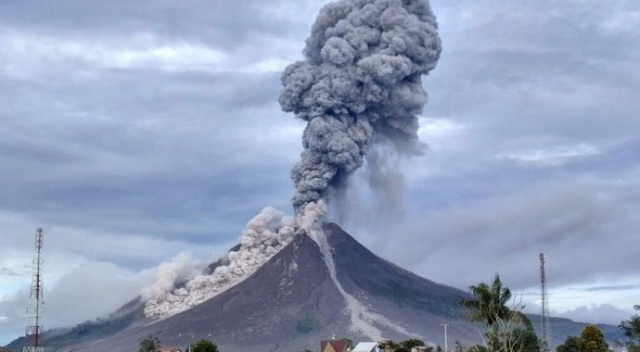 Endonezya'da Sinabung Yanardağı'nda patlama Endonezya'da Sinabung Yanardağı'nda patlama