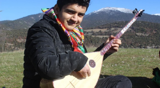 Engeli engel olamadı! 3 parmağıyla bağlama çalan genç, usta sanatçılara taş çıkartıyor
