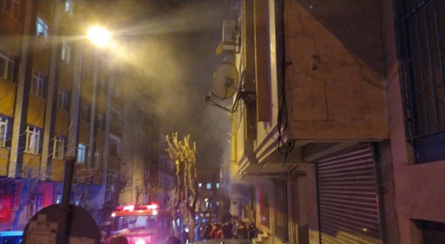 Esenler&#039;de yangın paniği: Mahsur kalan 30 kişi kurtarıldı