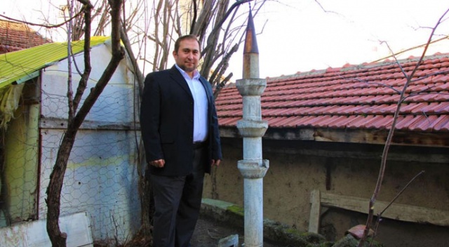 Evin bahçesinde şaşırtan minare Evin bahçesinde şaşırtan minare
