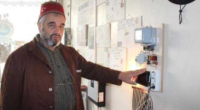 Evlerde oluşan kaçak elektriği engellemek için cihaz üretti Evlerde oluşan kaçak elektriği engellemek için cihaz üretti