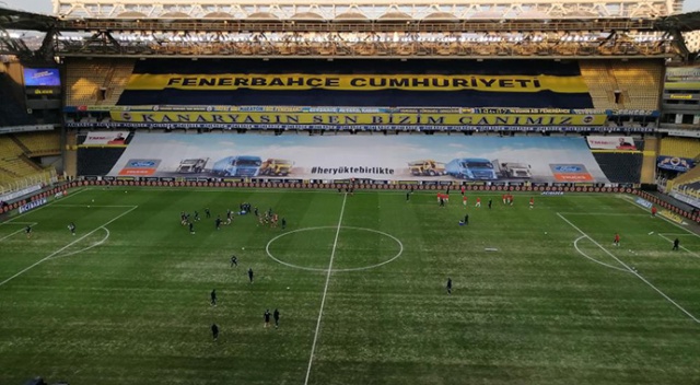 Fenerbahçe’de maç öncesi zemin onarımı dikkat çekti Fenerbahçe’de maç öncesi zemin onarımı dikkat çekti