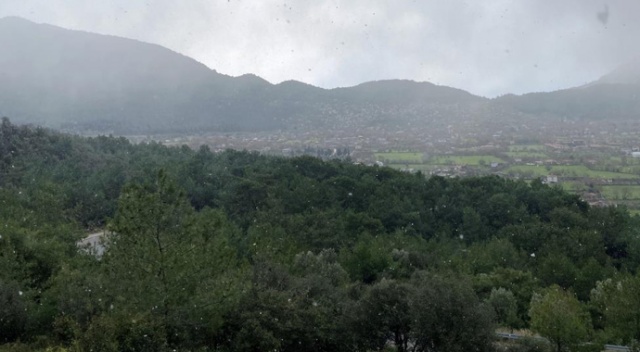 Fethiye’ye kar yağdı, vatandaşlar şaşırdı