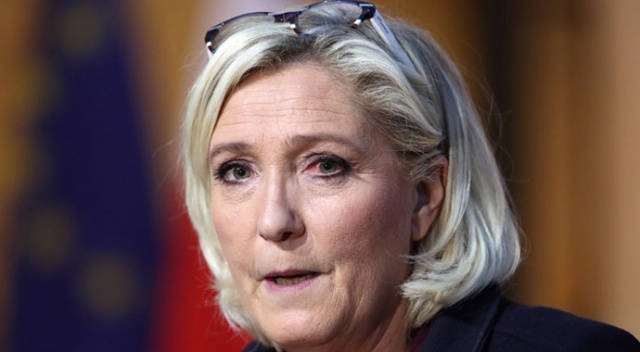Fransa&#039;da aşırı sağcı Le Pen, terör propagandasından mahkemeye çıktı