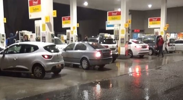 Gaziantep'te dolu yağışı etkili oldu, araç sürücüleri sığınacak yer aradı Gaziantep'te dolu yağışı etkili oldu, araç sürücüleri sığınacak yer aradı