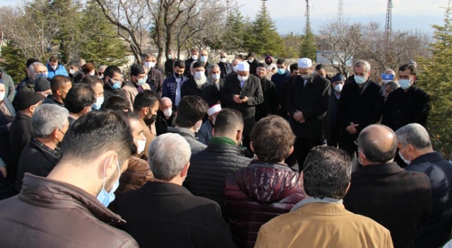 Hafız Abdullah Nazırlı defnedildi, kabri ziyaretçi akınına uğradı Hafız Abdullah Nazırlı defnedildi, kabri ziyaretçi akınına uğradı