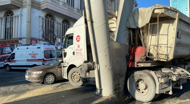Hafriyat kamyonu iki araca çarptı, kısıtlama günü E-5 trafiği kilitlendi