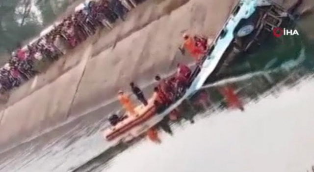 Hindistan'da otobüs kanala düştü: En az 32 ölü Hindistan'da otobüs kanala düştü: En az 32 ölü
