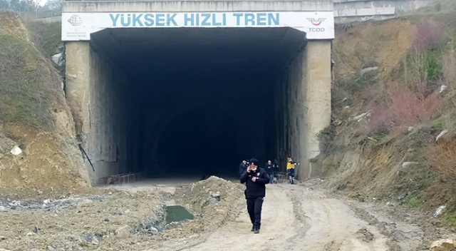 Hızlı tren tüneli girişinde yanmış erkek cesedi bulundu Hızlı tren tüneli girişinde yanmış erkek cesedi bulundu