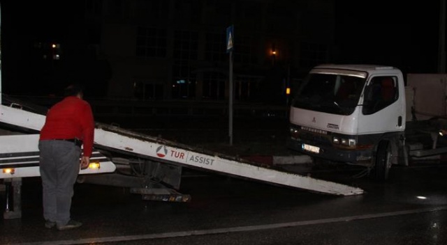 Hurdaya dönen kamyondan burnu bile kanamadan çıktı Hurdaya dönen kamyondan burnu bile kanamadan çıktı