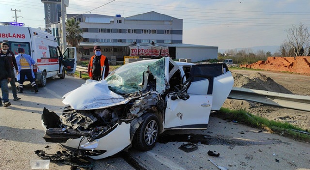 Hurdaya dönen otomobilden sağ çıktılar Hurdaya dönen otomobilden sağ çıktılar